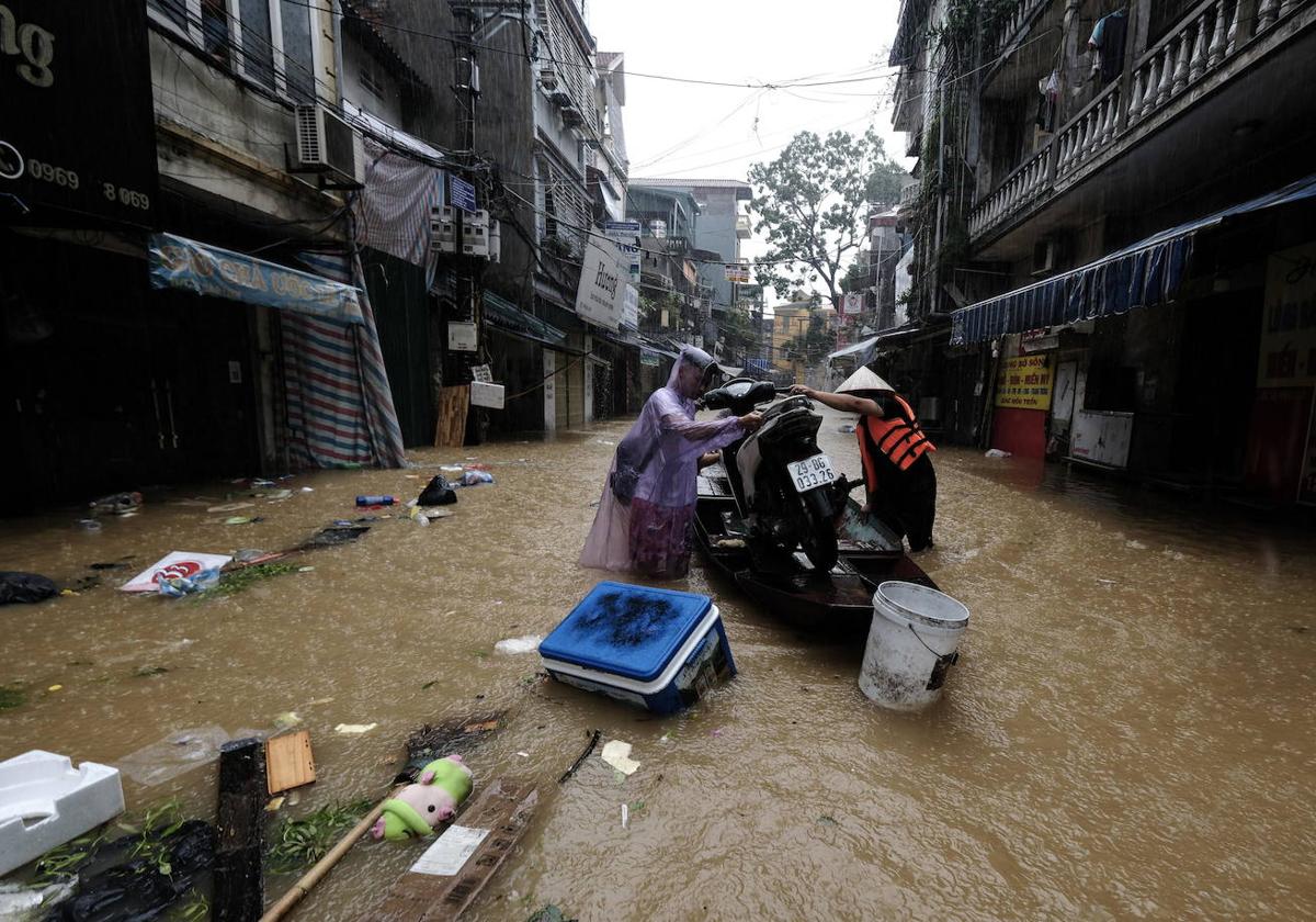 El desbordamiento del río Rojo provoca graves inundaciones en Hanoi tras el paso del tifón Yagi.