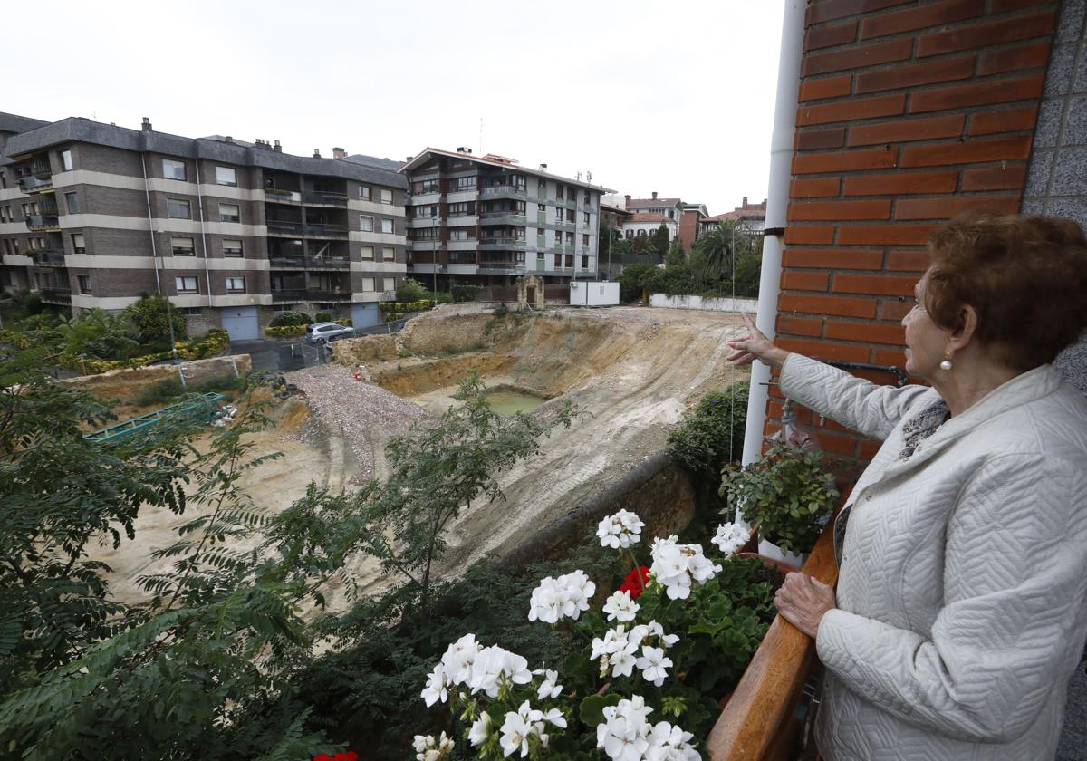 Una vecina señala el solar en el que estaba el palacte derribado para construir 12 pisos de lujo.