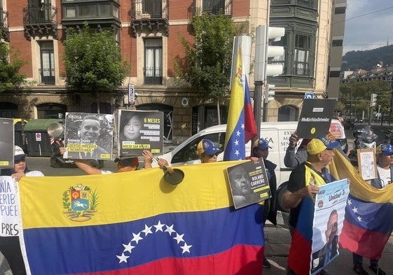 Concentración en la plaza Venezuela de Bilbao.