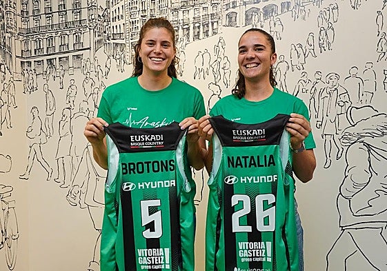 Montse Brotons y Natalia Rodríguez en su presentación como jugadoras de Araski