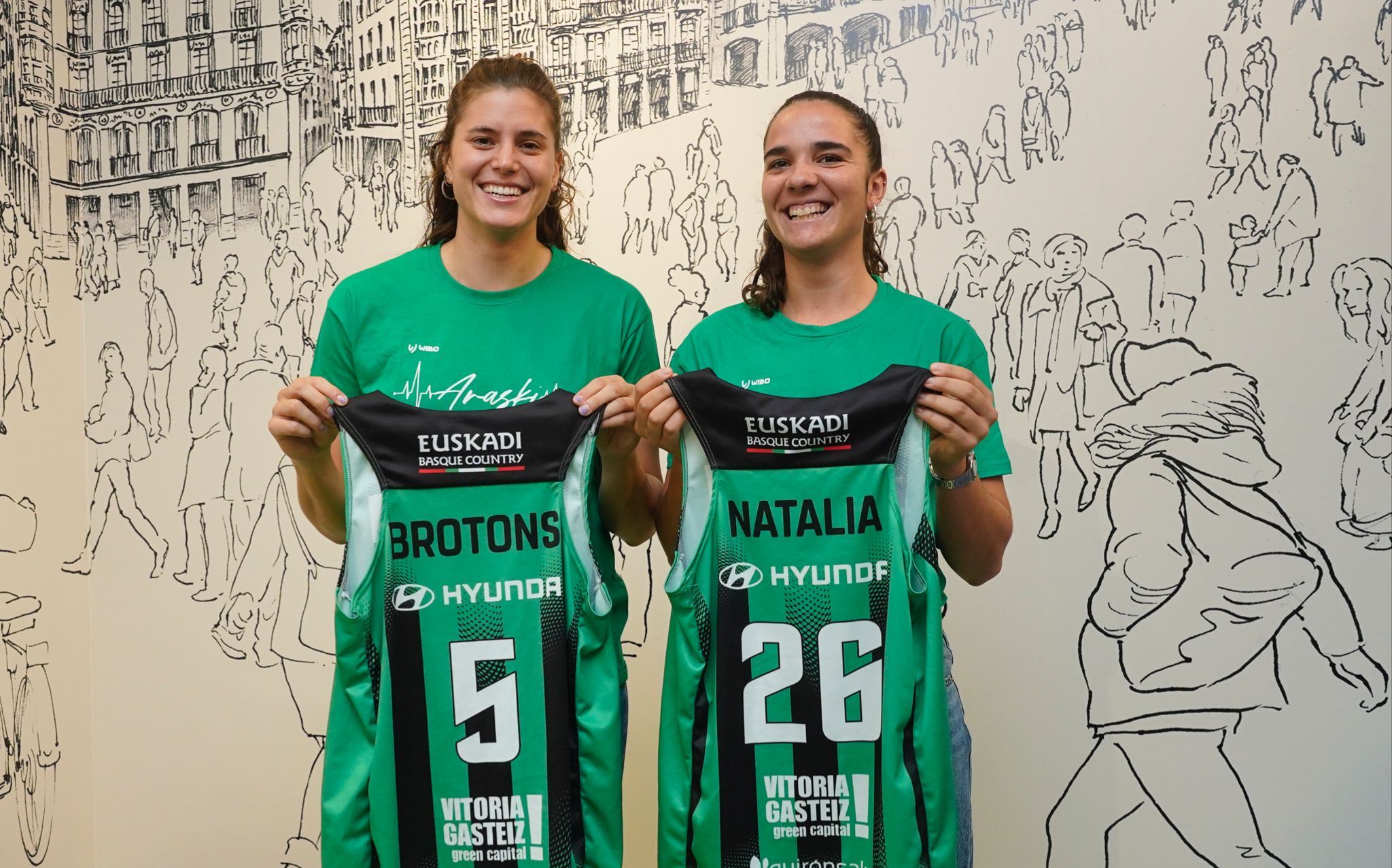 Montse Brotons y Natalia Rodríguez en su presentación como jugadoras de Araski