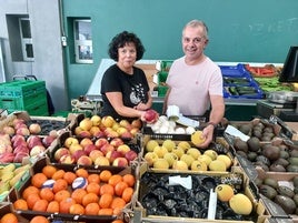 Arrate Hernando y Fernando Dosantos en su puesto de la plaza de Markina.