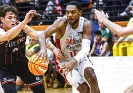 Trent Forrest busca a un compañero durante el partido de la Euskal Kopa ante el Bilbao Basket.