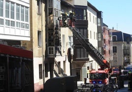 Los bomberos actúan en una vivienda en Vitoria.