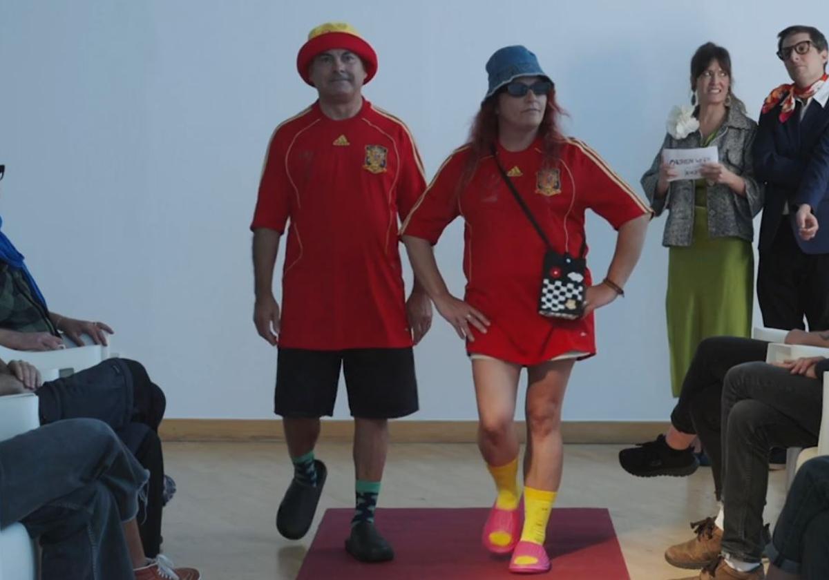 La pasarela de moda con la que 'Vaya Semanita' se acuerda de la selección española: «Esta camiseta se ha visto mucho este verano en Euskadi»