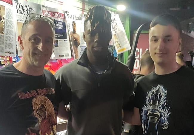 Carlos, a la izquierda, y su hijo, a la derecha, junto a Nico el día del rodaje