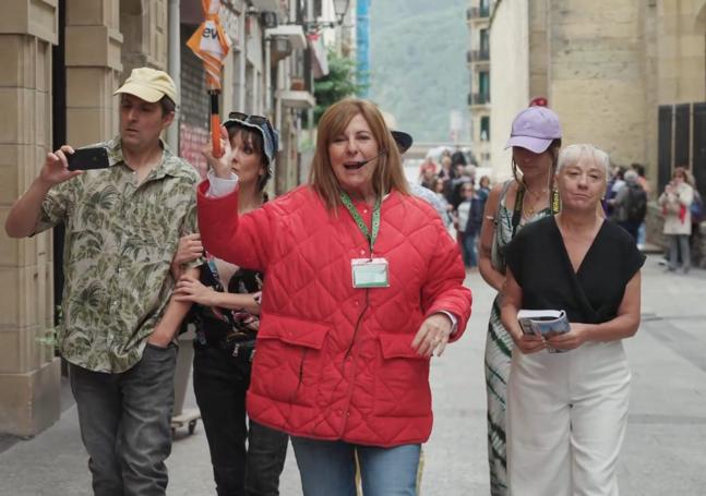 Maribel Salas guía a un grupo de turistas por la Parte Vieja de San Sebastián en uno de los sketches.