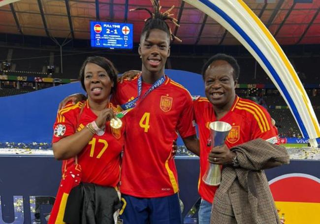 Nico Williams con sus padres en la final de la Eurocopa.