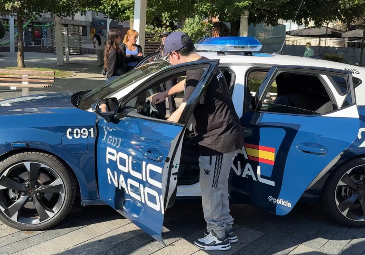 La Policía Nacional en Bilbao: «Se nos han agotado las camisetas y las gorras»