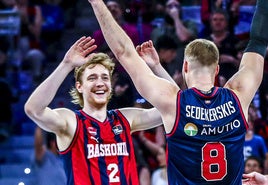 Raieste celebra una acción positiva con Tadas Sedekerskis durante un duelo de la pasada campaña.