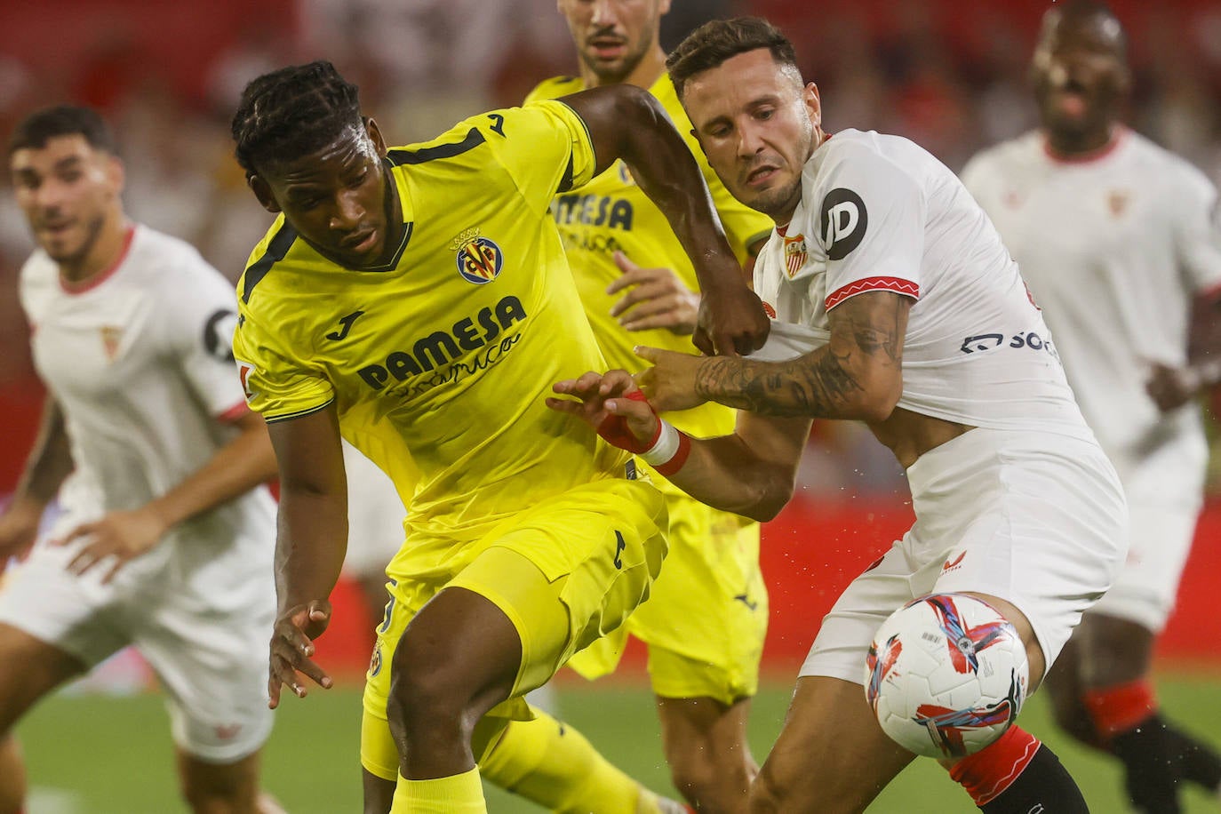 El sevillista Saúl Ñíguez pugna con el jugador del Villarreal Kambwala