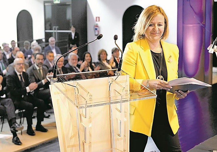 La presidenta de Confebask, Tamara Yagüe, sube al escenario en el Azkuna Zentroa antes de comenzar su intervención ante dos centenares de asistentes