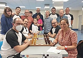 Los miembros del club de ajedrez Larrasoloeta de Durango, junto con la teniente de alcalde, Jesica Ruiz.