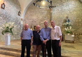 (De izquierda a derecha). El franciscano José Mari Bilbao, junto a los religiosos del convento de Forua, clausurado recientemente, Jesús Mari Madariaga, Félix Bilbao y Pedro Urriolabeitia.