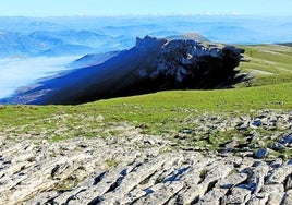 Un paseo por esta cima es de los que corta el hipo.