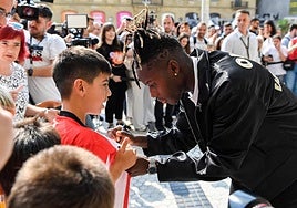 Nico firma la camiseta del Athletic a un seguidor.