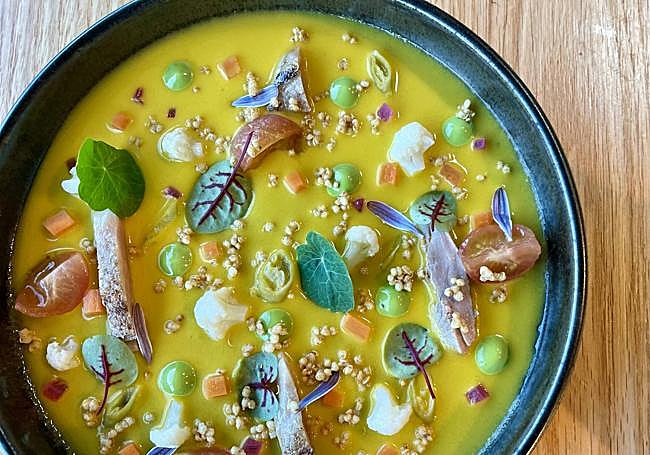 Codorniz escabechada en ensalada, quinoa, brotes y encurtidos de la huerta