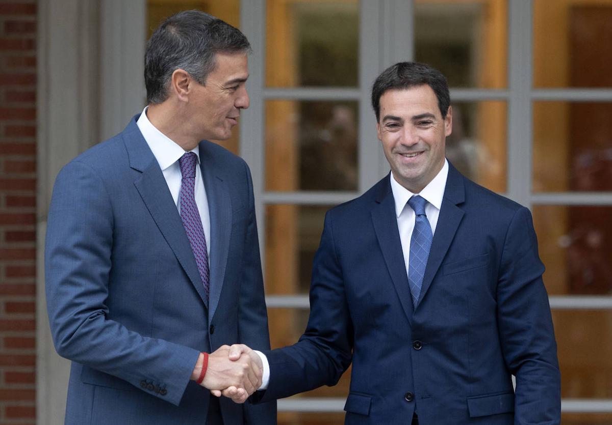 El presidente del Gobierno, Pedro Sánchez, ha recibido este viernes al lehendakari, Imanol Pradales, en el Palacio de la Moncloa.