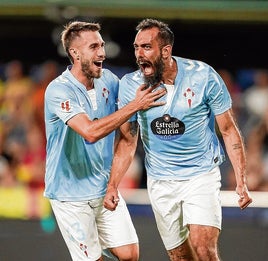 Minguez y Borja Iglesias celebran un gol del Celta.