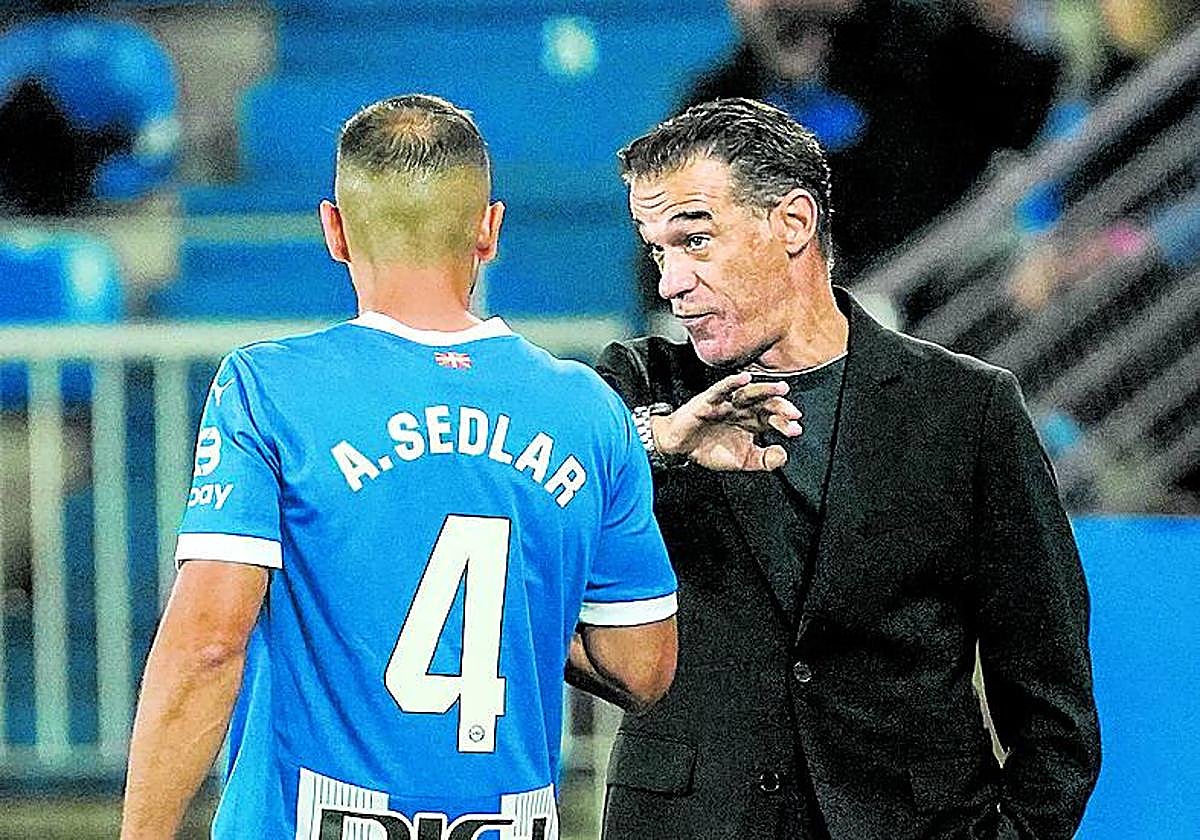 Sedlar atiende las indicaciones de Luis García.