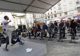 La música, los regalos y los sorteos han animado la pedalada popular con 25 bicis estáticas