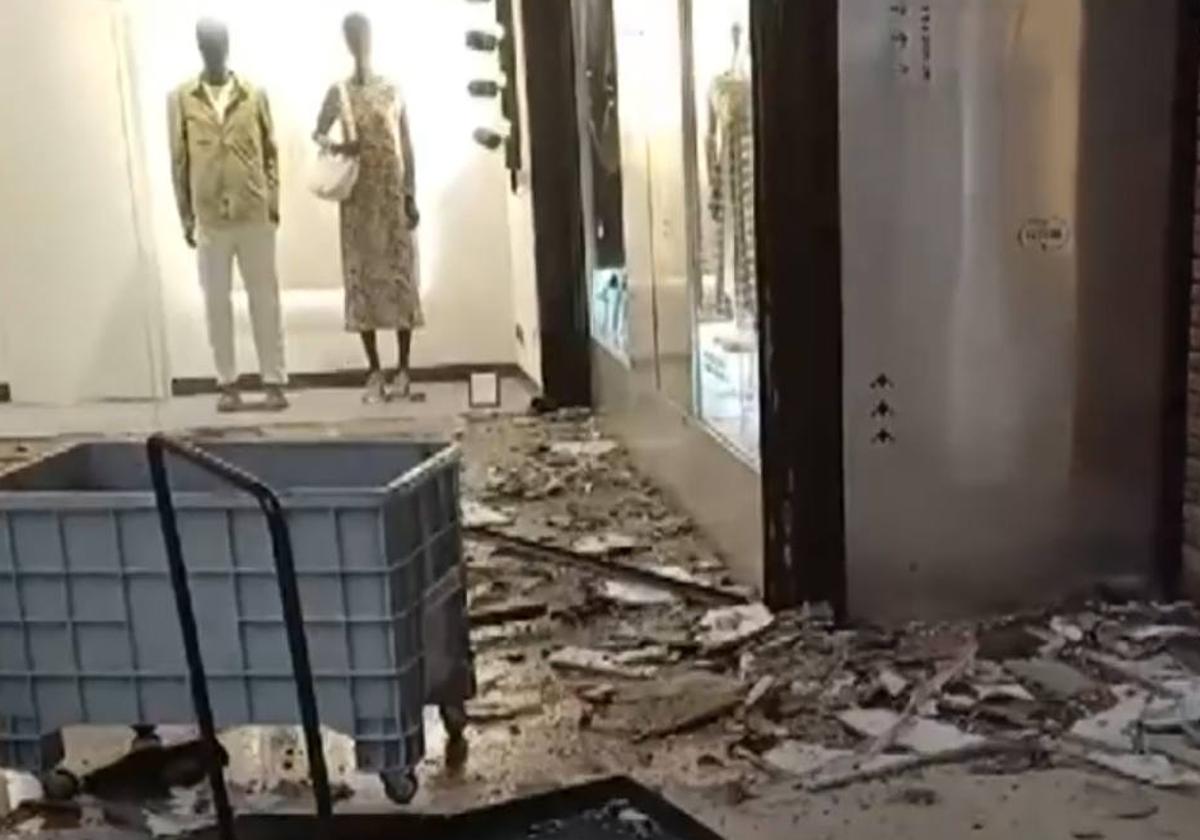 Derrumbe de parte del techo del centro comercial Artea por las fuertes lluvias