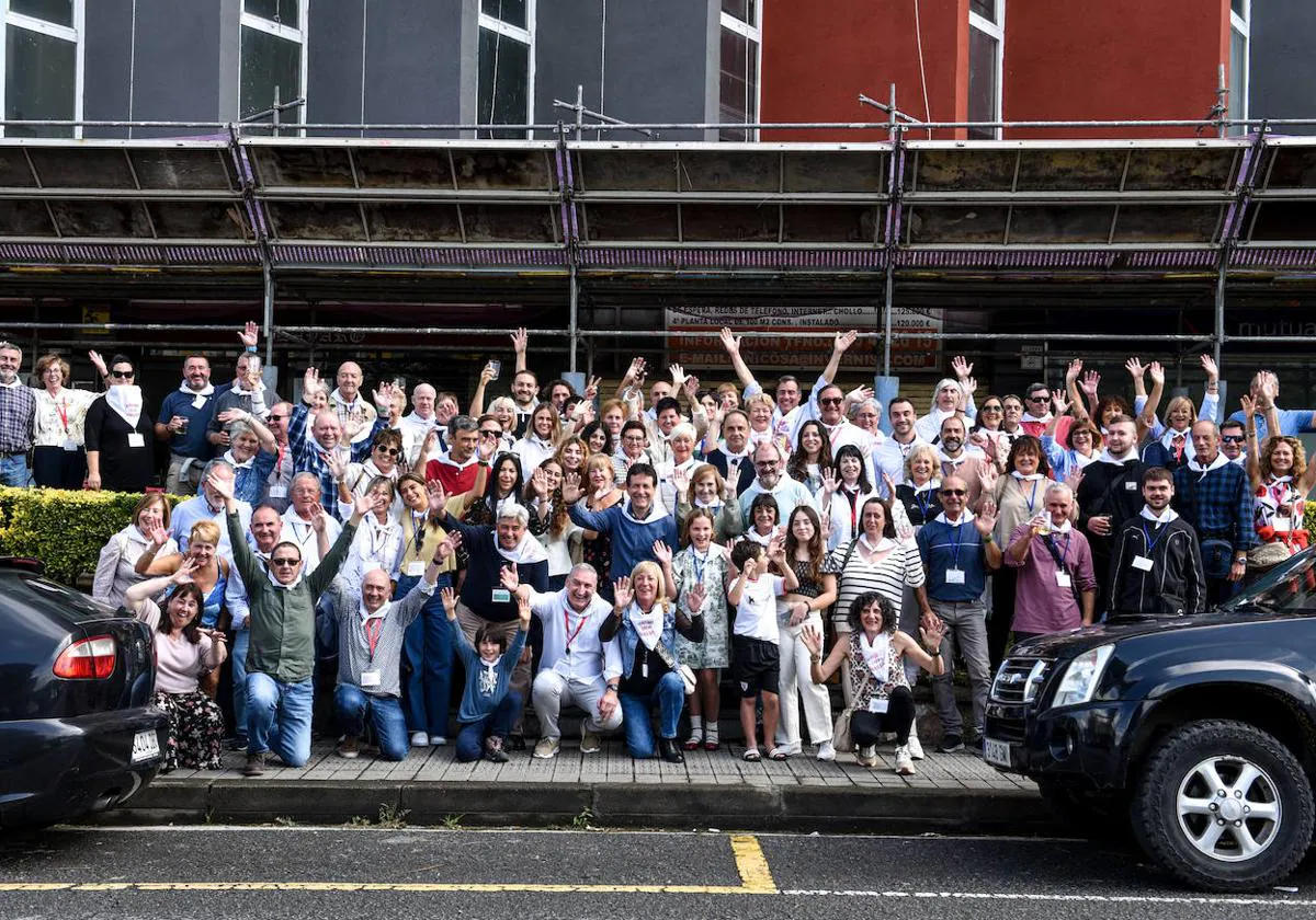 Los Gurtubai posan en una foto de familia para EL CORREO, a las puertas del local de Basauri para dar arranque a la fiesta de hoy.