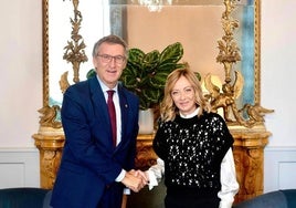 Feijóo y Meloni se saludan durante su reunión en Roma.