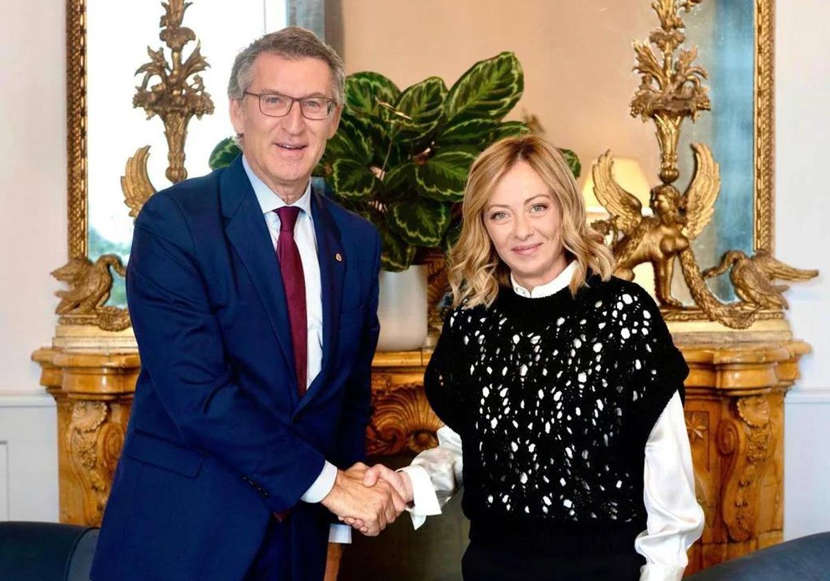 Feijóo y Meloni se saludan durante su reunión en Roma.