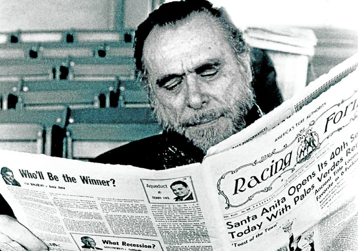 Charles Bukowski, leyendo un periódico deportivo.