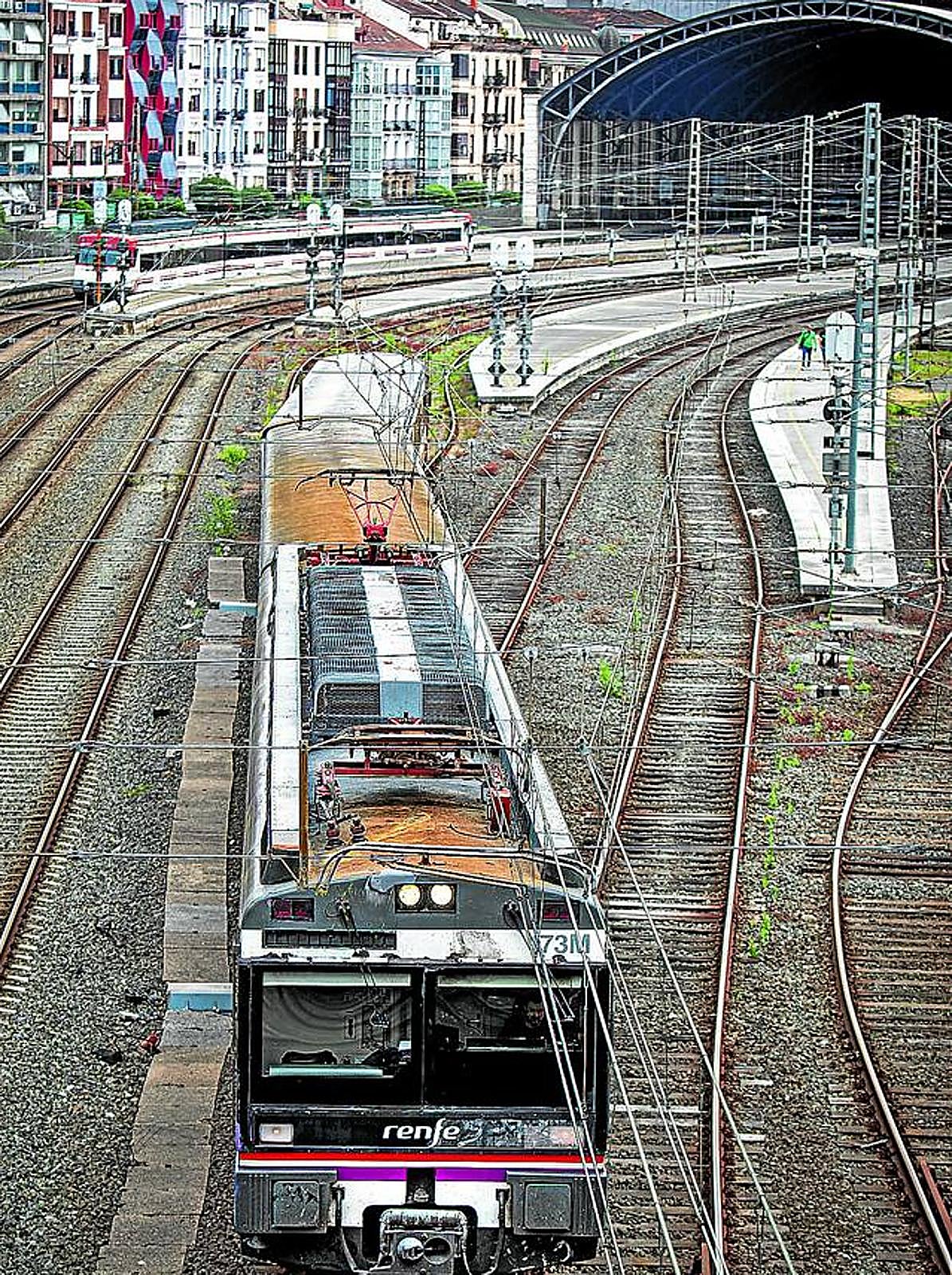 Un tren avanza por la playa de vías de Abando, que desaparecerá con la transformación de la estación.