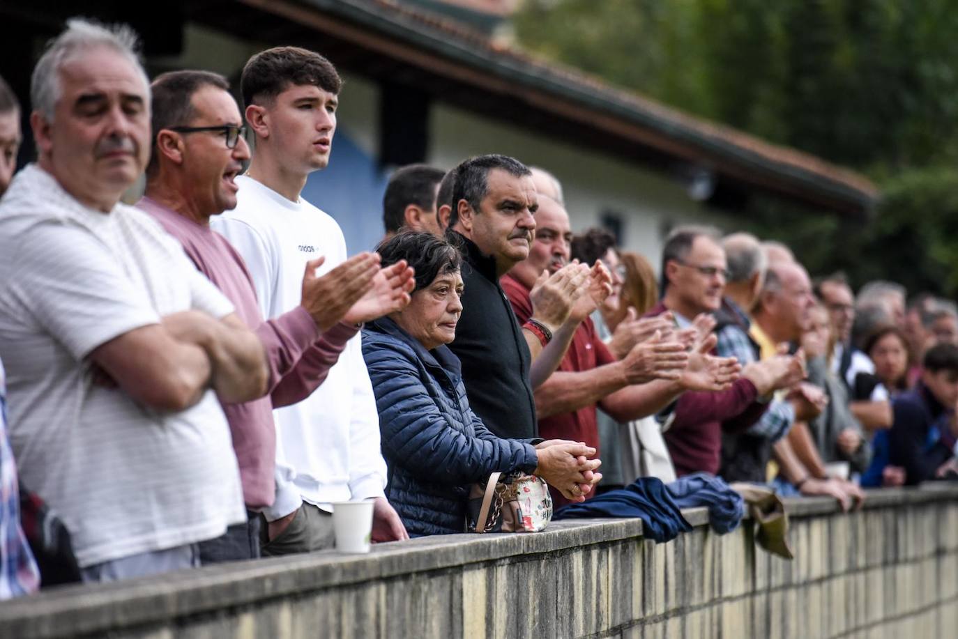 Aficionados del Gordexola aplauden a sus jugadores en el campo Juan José Melchisidor.