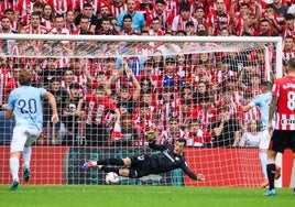 Julen Aguirrezabala durante el lanzamiento del penalti en la primera parte del partido ante el Celta en San Mamés.