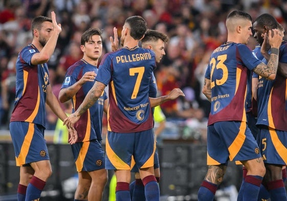 Los jugadores de la Roma se felicitan tras anotar uno de los tres goles que le endosaron al Udinese.