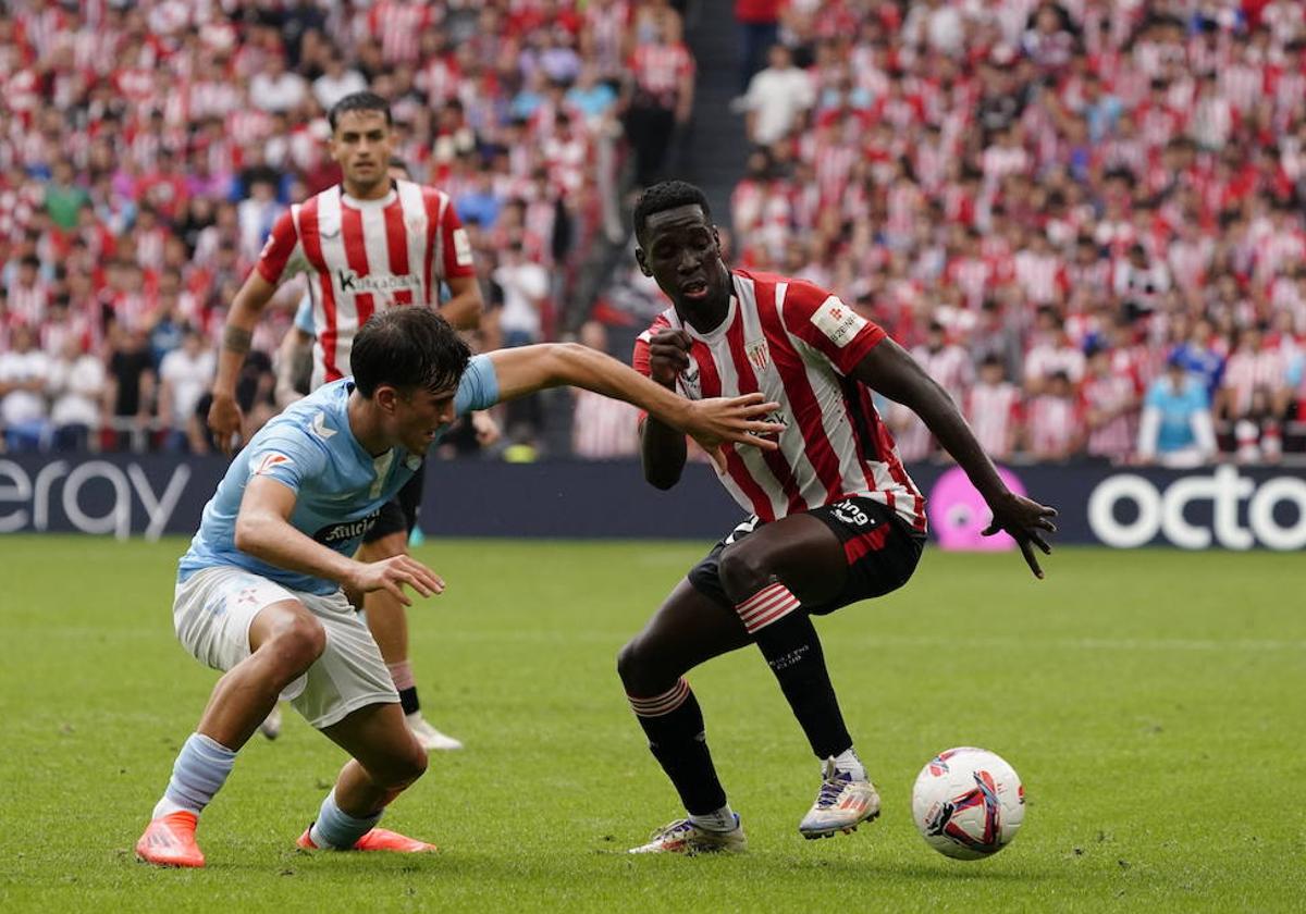 Adama Boiro disputa un balón ante el Celta en San Mamés.