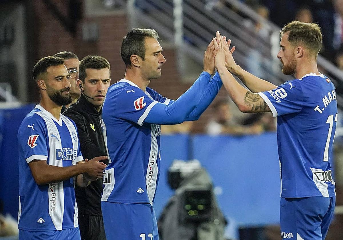 Kike García releva a Toni Martínez en el duelo ante el Sevilla.