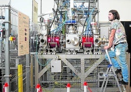 Uno de los trabajadores del ESS-Bilbao, en las instalaciones de la empresa en Zamudio.