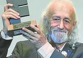 Armendariz posa con el galardón.