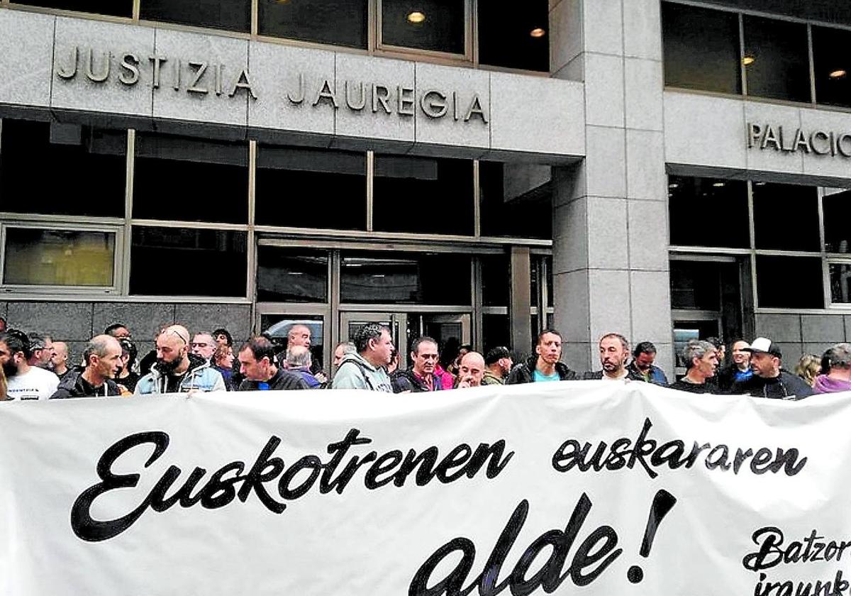 Movilización de ELA y LAB en el juicio por la demanda de UGT contra Euskotren por las exigencias de euskera.