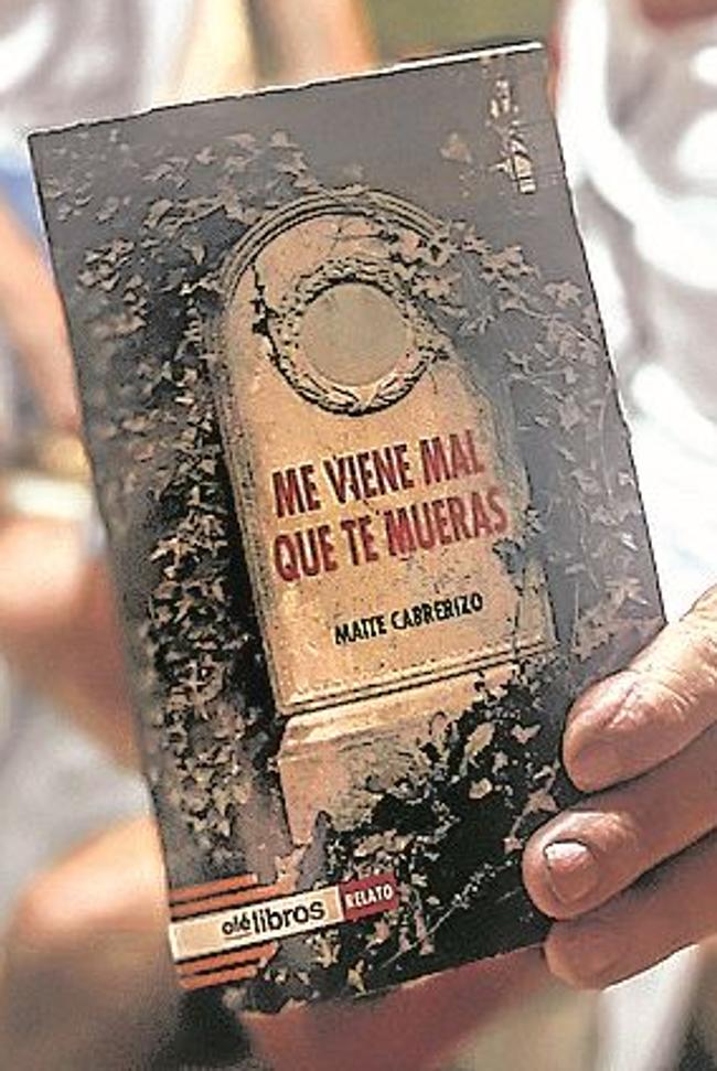 Portada de la de 'Me viene mal que te mueras', la novela de Maite Cabrerizo publicada por la editorial Olé Libros.