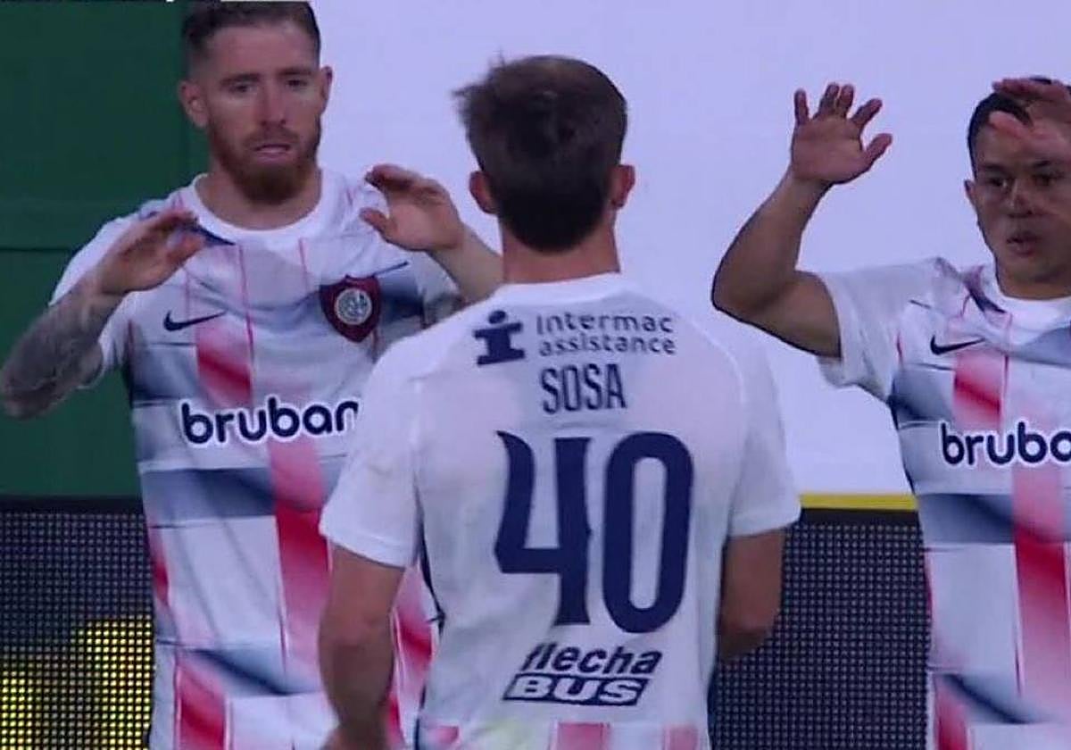 Muniain, a la izquierda, se dispone a ingresar en el terreno de juego.