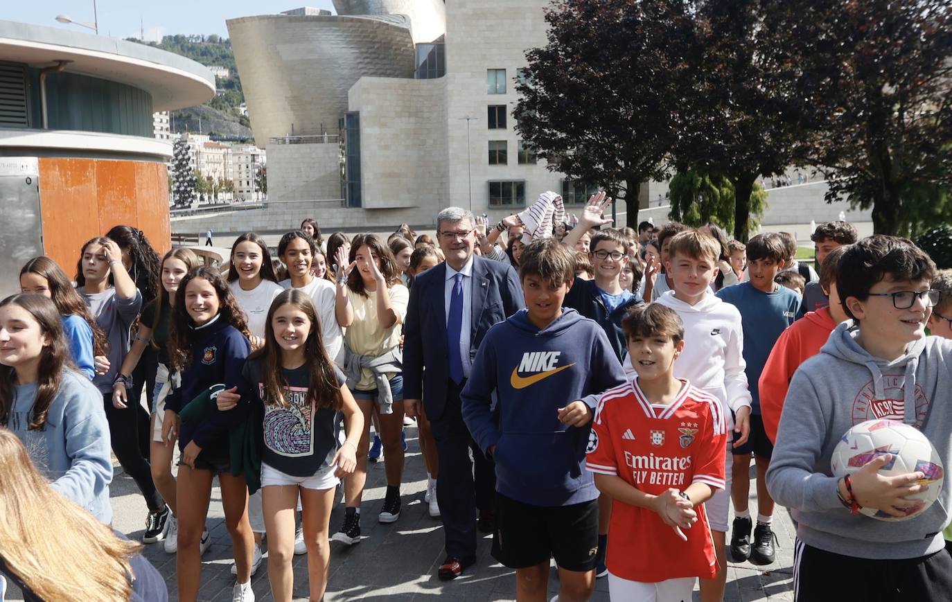 El alcalde, Juan Mari Aburto, con estudiantes de diferentes centros educativos.
