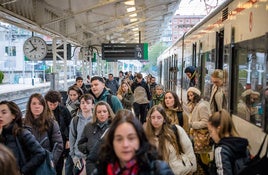 Cientos de personas descienden del cercanías a su llegada a la estación de la calle Dato.