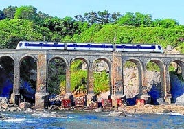 Imagen del viaducto Lamiaran de Mundaka, construido en los años cuarenta del siglo pasado y por el que dicurre la línea ferroviaria entre Bermeo y Amorebieta.