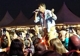 Franks cantando 'Born again' sobre un bidón y entre la gente