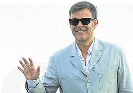 François Ozon saluda ayer frente al Kursaal.