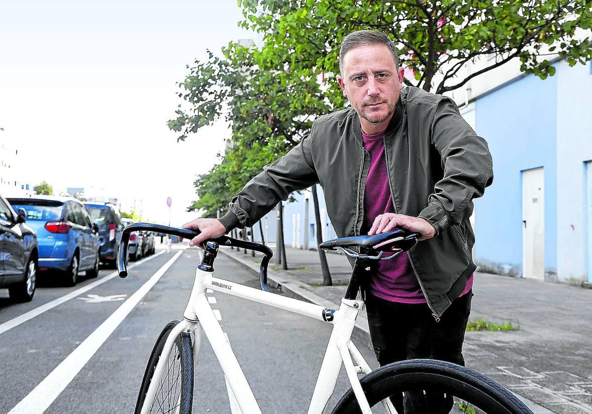David Fernández posa con una bici a la que ha colocado uno de los sillines de Blink Saddles.