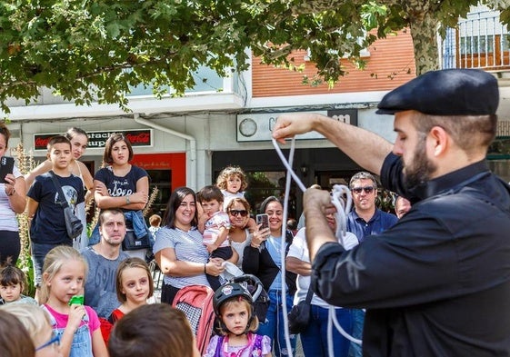 Un espectáculo de ilusionismo durante la pasada edición del Festival de Magia de Erandio.