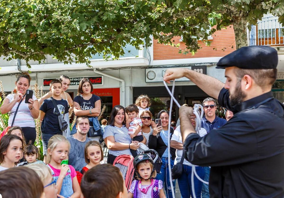 Un espectáculo de ilusionismo durante la pasada edición del Festival de Magia de Erandio.