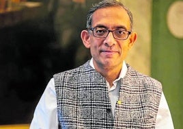 Abhijit Banerjee muestra su medalla del Premio Nobel.